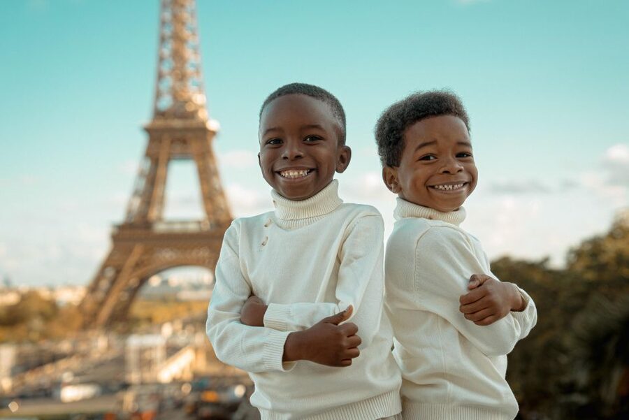 Paris: Eiffel Tower & Louvre Private Photoshoot - How the photographers work with families and couples