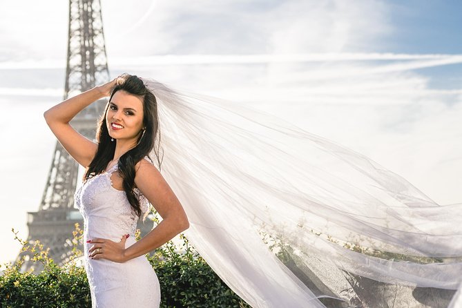 Paris Eiffel Tower Photoshoot Professional Photographer Private - Posing help makes the difference