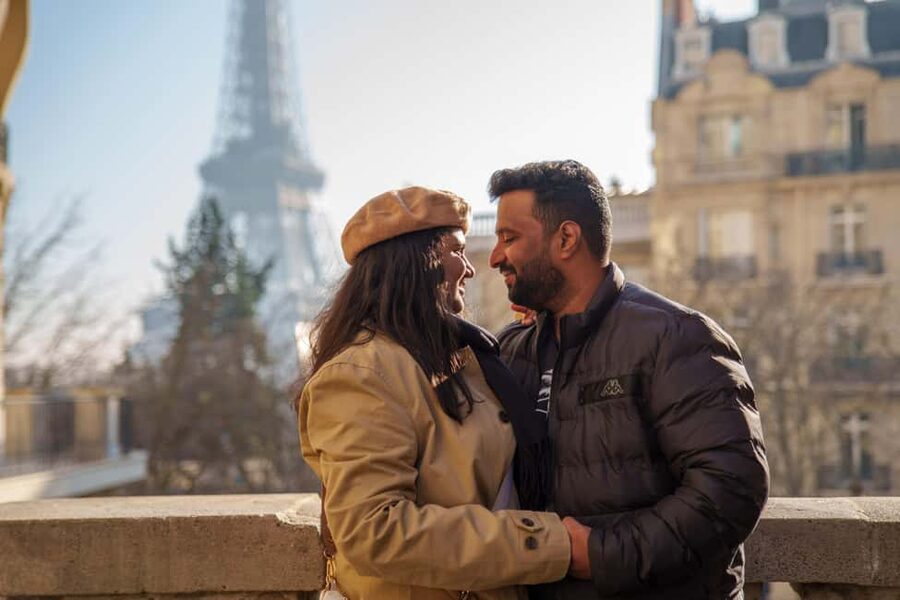 Paris: Eiffel Tower Photoshoot with a Professional - Who should book this experience?