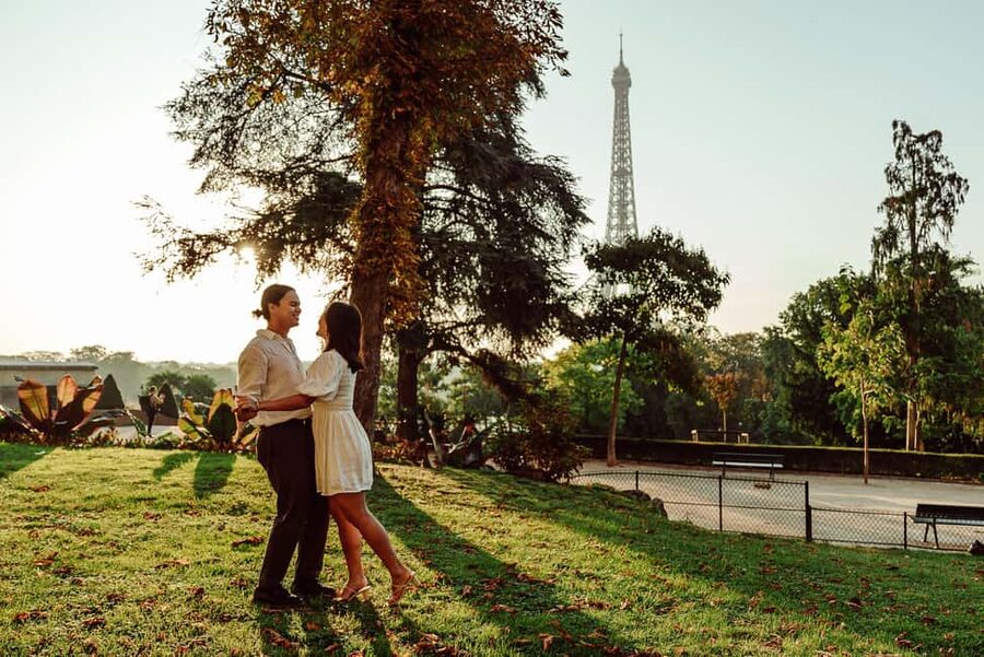 Paris: Eiffel Tower Street Photoshoot - Posing help for couples, families, and solo visitors
