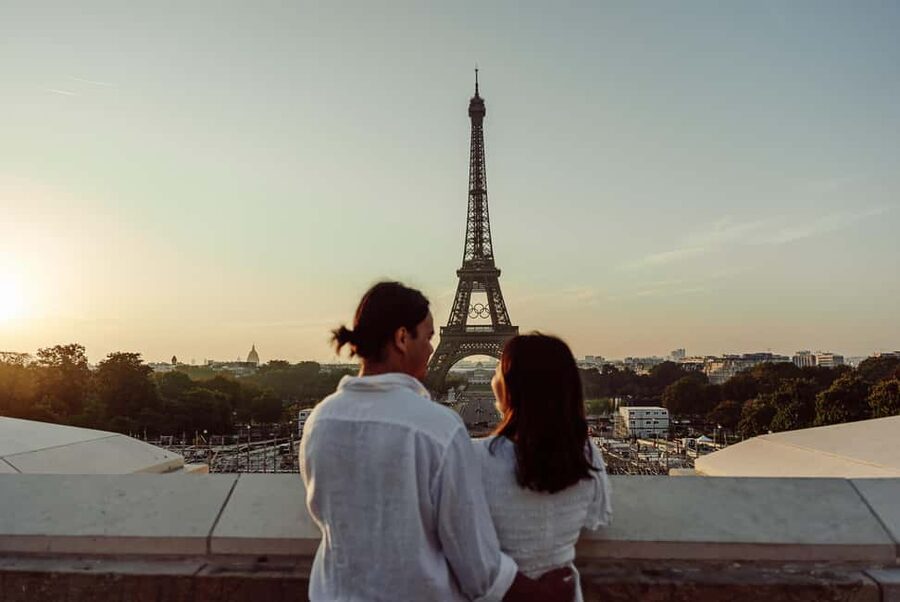 Paris: Eiffel Tower Street Photoshoot - Price, timing, and what the packages mean