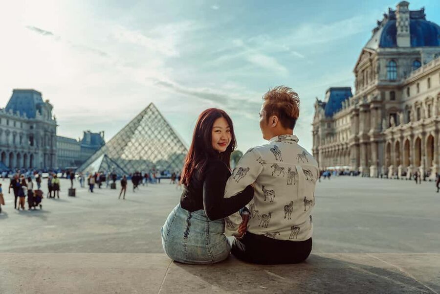 Paris: Eiffel Tower Street Photoshoot - Weather, crowds, and practical preparation
