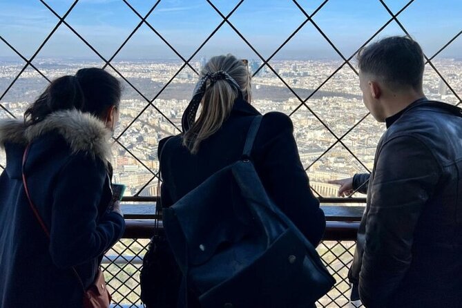 Paris: Eiffel Tower Summit Small-Group Guided Tour Max 6 People - How the guides shape the experience