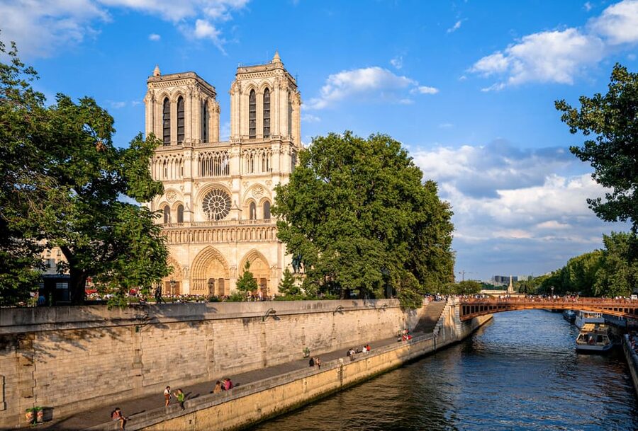 Paris: Eternal Notre-Dame VR Experience Ticket - Walking through medieval construction