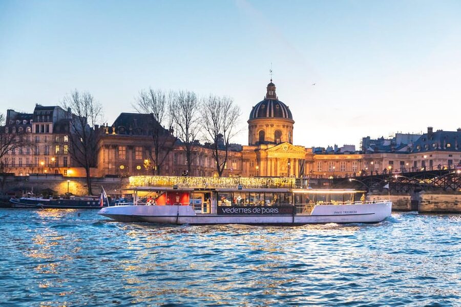 Paris: Evening River Cruise with Music - Île de la Cité and Notre-Dame
