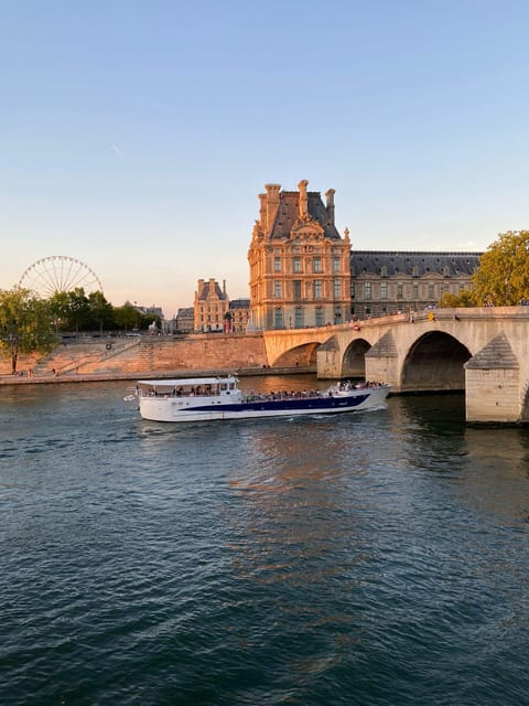 Paris: Evening River Cruise with Music - Hôtel de Ville and the Louvre