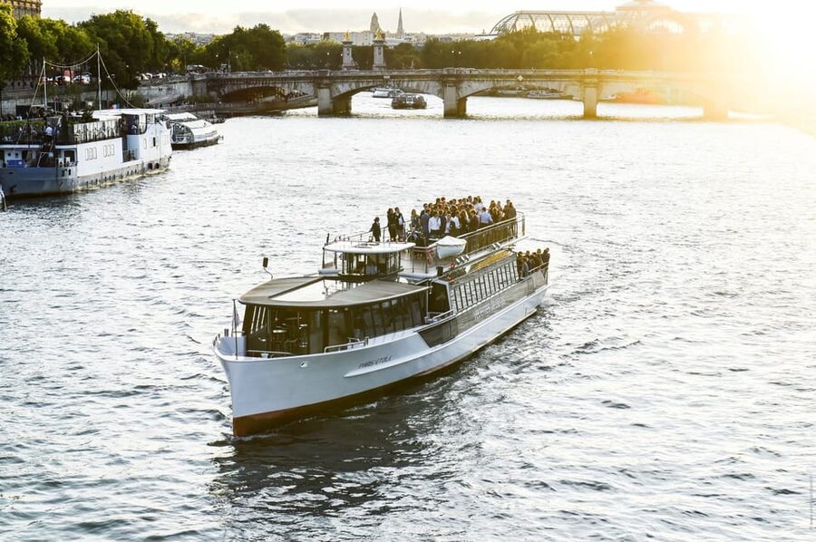 Paris: Evening River Cruise with Music - Concorde Square, the Grand Palais, and the return