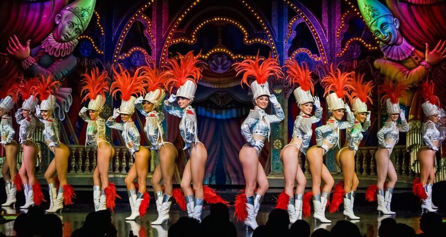 Paris: Evening Sightseeing Tour and Moulin Rouge Show - Is $200 good value?
