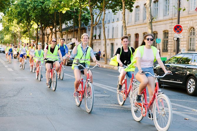 Paris Evening Snapshot Bike Tour - École Militaire and the first look at Paris