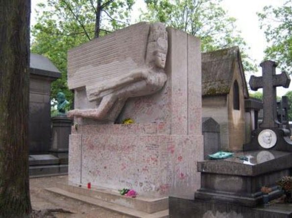 Paris: Famous Graves of Pere Lachaise Cemetery Guided Tour - Meeting at Alexandre Dumas and walking into the cemetery