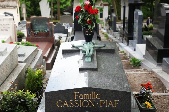 Paris: Famous Graves of Pere Lachaise Cemetery Guided Tour - Jim Morrison, Oscar Wilde, and the celebrity stops
