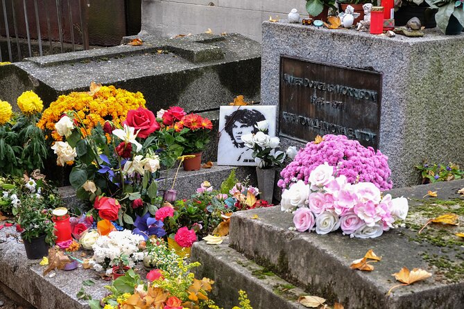 Paris: Famous Graves of Pere Lachaise Cemetery Guided Tour - Heloïse and Abelard, memorials, and lesser-known corners