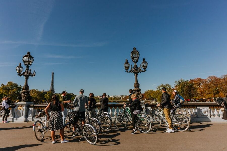 Paris: Famous Monuments Cycling Tour - Starting in the Marais at Le Peloton Café
