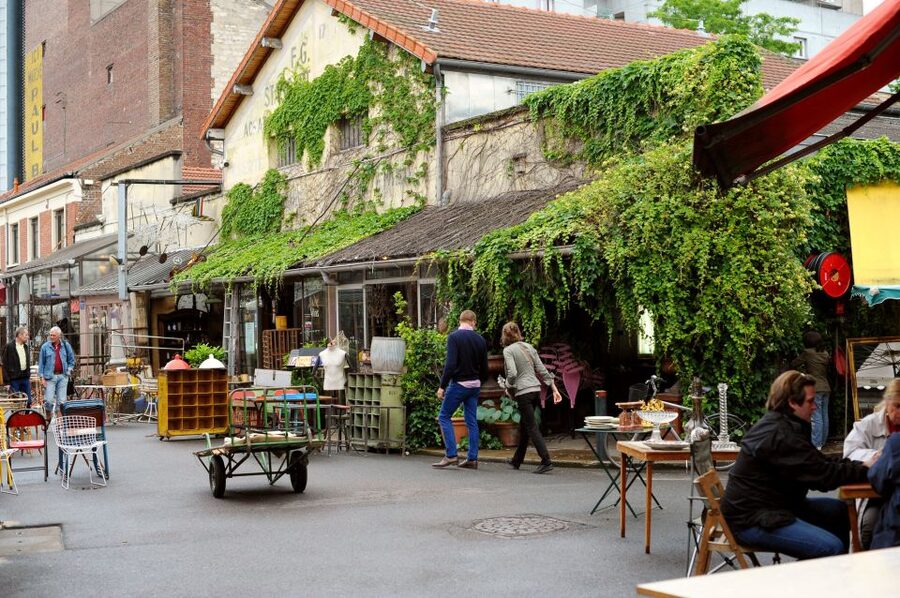 Paris: Flea Market Insider's Tour in Extra-Small Group - Learning to spot quality