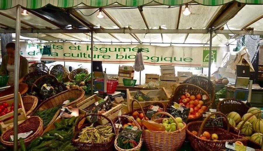 Paris: Food Market Tour in Bastille - Aligre Market has two different moods