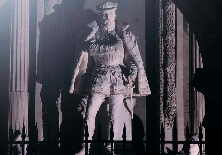 Paris: French Monarchy Intrigues Walking Tour - A history walk built like a five-episode series