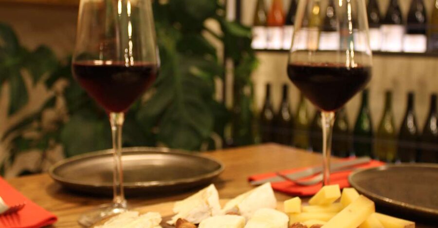 Paris: French Wine and Cheese Guided Tasting - Simon’s teaching style and the value of a small group