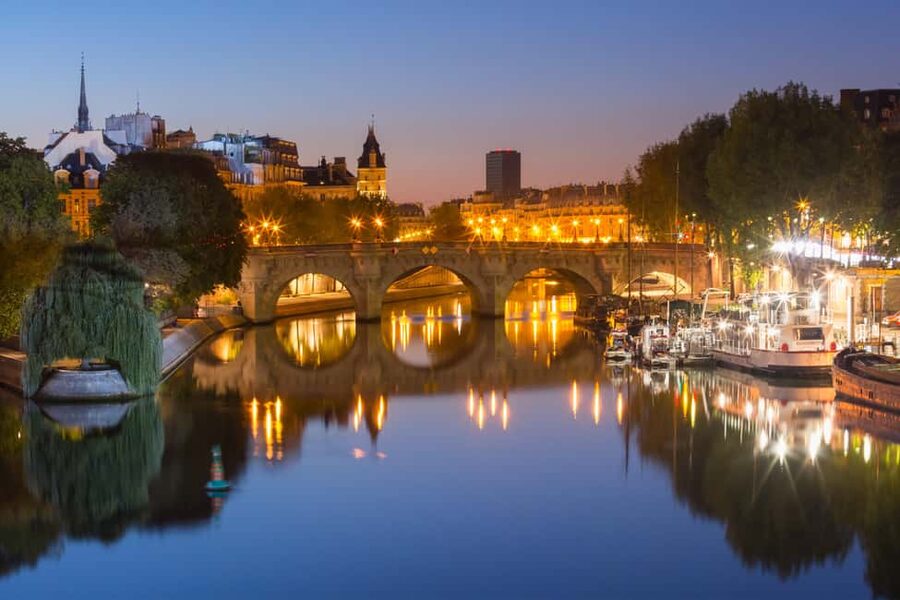 Paris: Ghosts and Dark Stories Guided Walking Tour - Meeting Henri IV at Pont Neuf