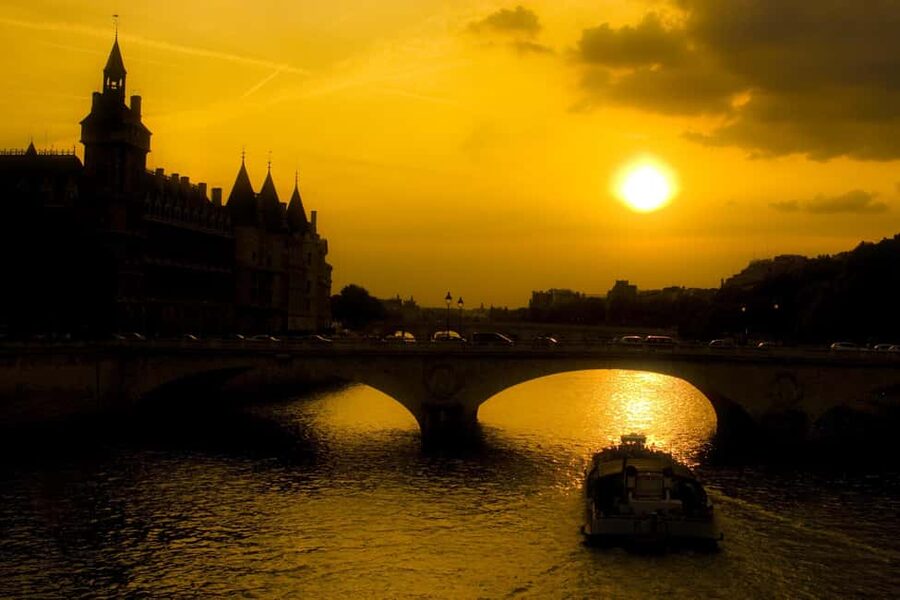 Paris: Ghosts, Legends & Mysteries Evening Walking Tour - From Henri IV to the Knights Templar