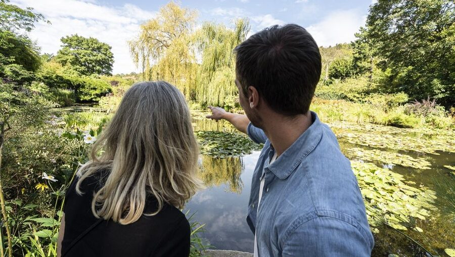 Paris: Giverny & Versailles Small Group or Private Tour - How the guiding affects the day