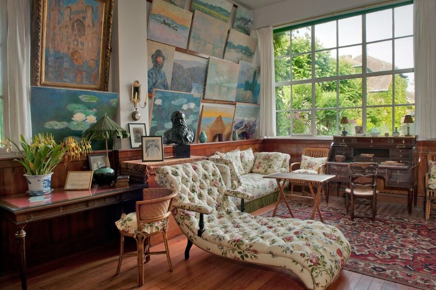 Paris: Giverny & Versailles Small Group or Private Tour - Shared tour or private tour?