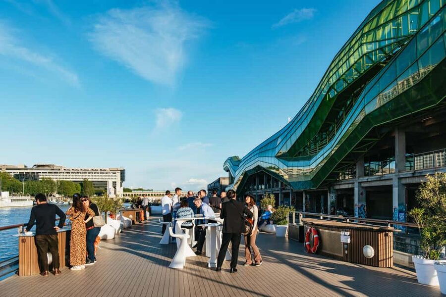 Paris: Gourmet Dinner Cruise on Seine River with Live Music - A Seine dinner with a real party at the end