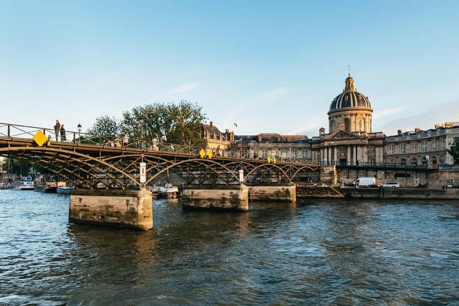 Paris: Gourmet Dinner Cruise on Seine River with Live Music - Timing, clothing, and practical details