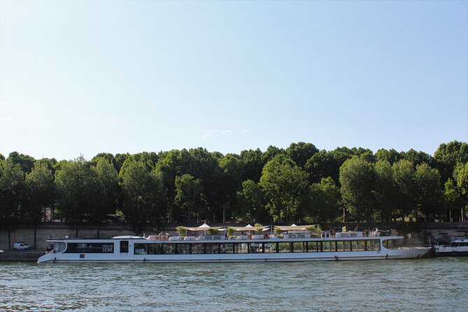 Paris Gourmet Dinner Seine River Cruise with Singer and DJ Set - A Paris evening viewed from the Seine