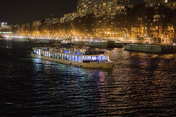 Paris Gourmet Dinner Seine River Cruise with Singer and DJ Set - Dinner: polished presentation, mixed consistency