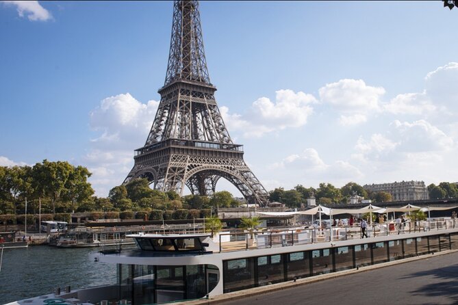 Paris Gourmet Dinner Seine River Cruise with Singer and DJ Set - Singer, DJ, and the shift to dancing