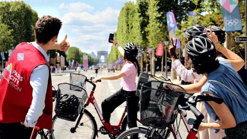 Paris Guided Bike Tour - Starting beside the Louvre at Place des Pyramides