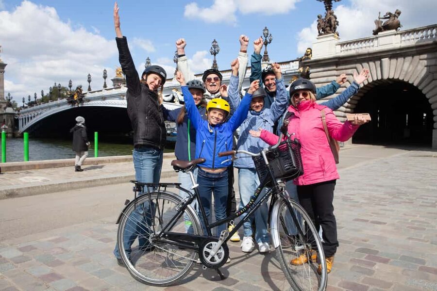 Paris: Guided bike tour - Greatest monuments of the capital - A moving lesson in Paris bridges and monuments