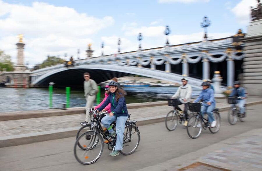 Paris: Guided bike tour - Greatest monuments of the capital - What the guide adds to the three-hour ride