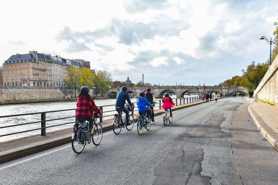 Paris: Guided bike tour - Greatest monuments of the capital - Who should book this Paris bike tour?