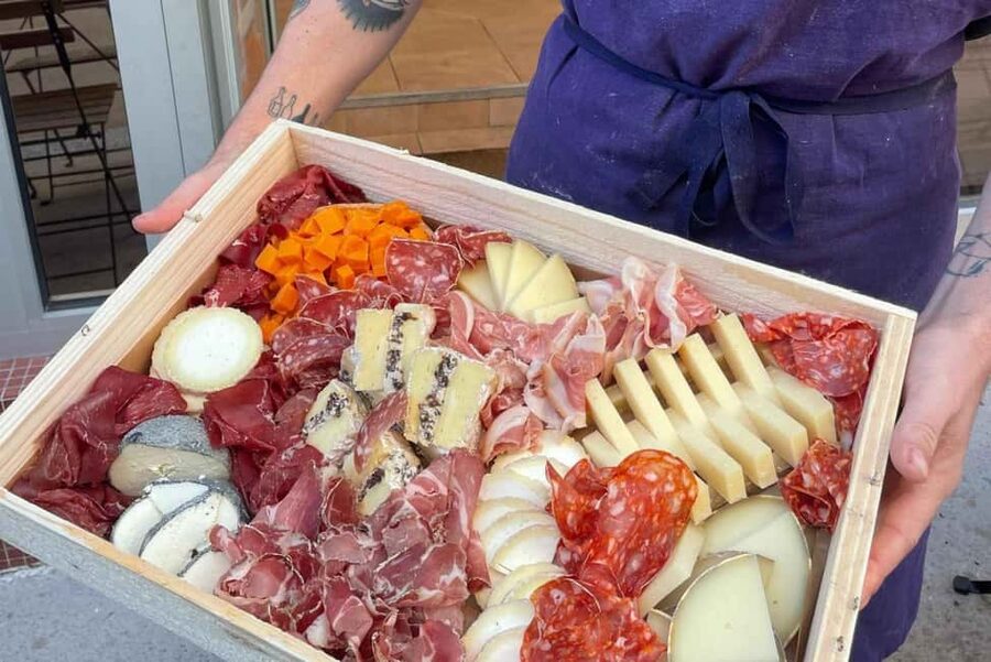 Paris: Guided Montmartre Walking Tour with Food & Wine - Should you book it?