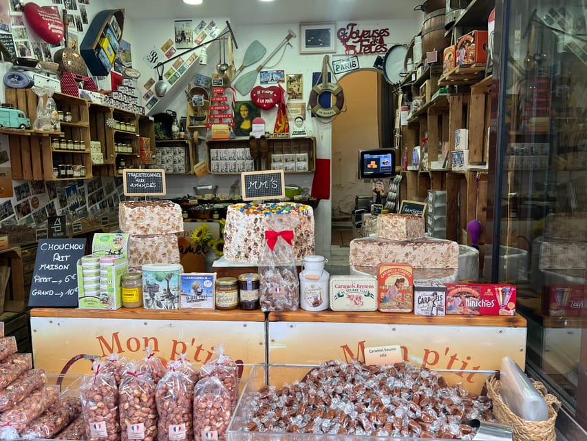 Paris: Guided Montmartre Walking Tour with Food & Wine - Place du Tertre and Montmartre’s artist tradition