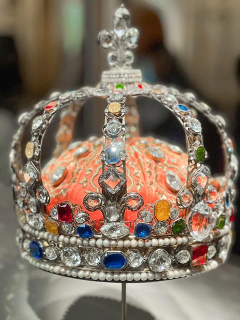 Paris: Guided tour in PORTUGUESE at the Louvre-semi-private - French royalty, jewelry, and palace-style galleries
