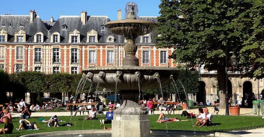 Paris: Guided tour of Marais in German - Place des Vosges and the oldest square in Paris