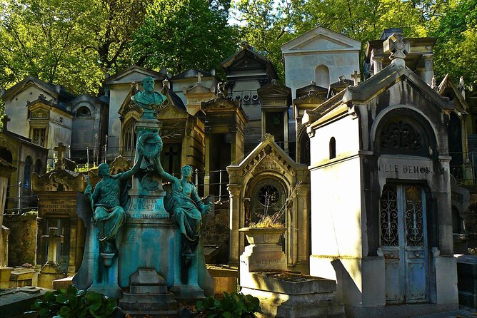 Paris: Haunted Père Lachaise Cemetery Guided Tour - Meeting the Guide at Boulevard de Ménilmontant