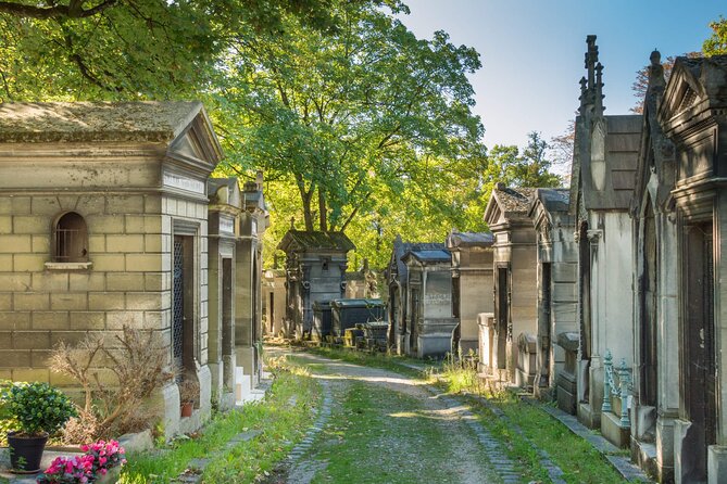 Paris: Haunted Père Lachaise Cemetery Guided Tour - Meeting the guide at Boulevard Ménilmontant
