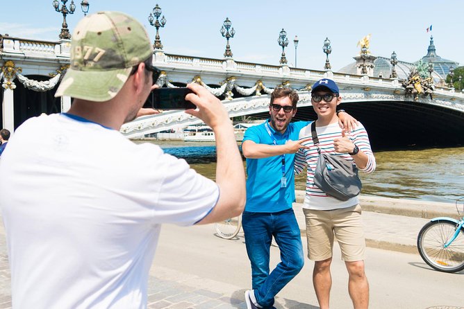 Paris Highlights Bike Tour: Eiffel Tower, Louvre and Notre-Dame - What the guides add to the ride