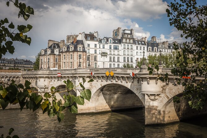 Paris History Walk: Medieval Marais, Notre Dame Islands & Stories - Île Saint-Louis and the quieter side of the Seine