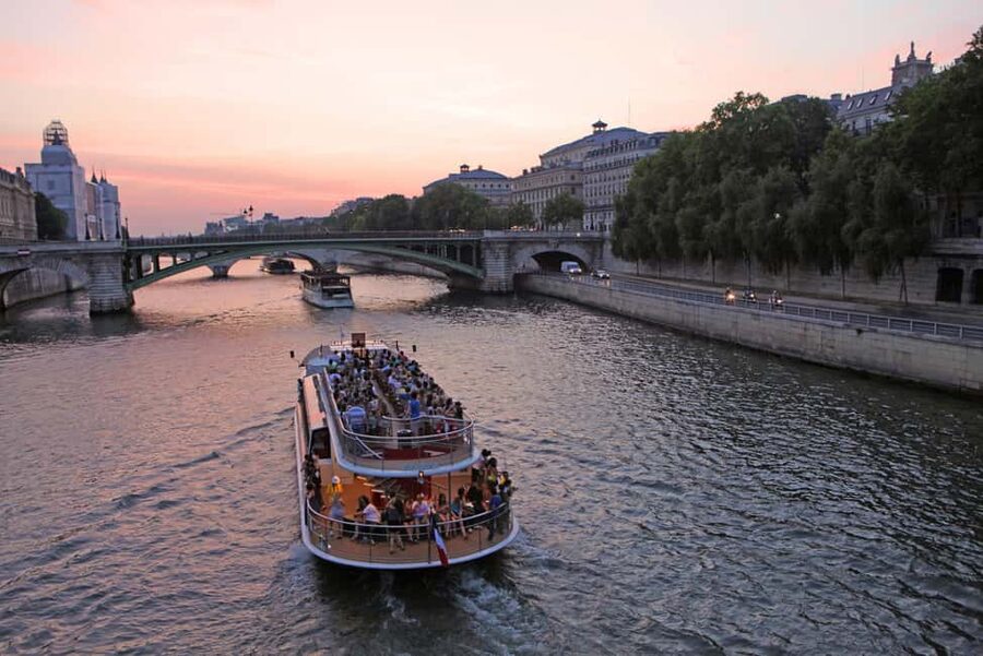 Paris: Hop-on Hop-off Bus Tour & Seine Cruise Bundle Tour - Stop 2: Louvre and the Comédie-Française change