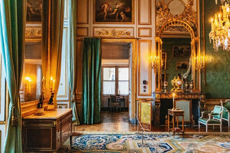 Paris: Hôtel de la Marine Entry Ticket - The 3D audio headset makes the rooms easier to read