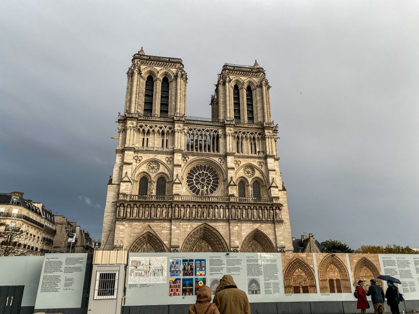 Paris: Île de la Cité and Notre-Dame Walking Tour With Crypt - The guides make or break the walk