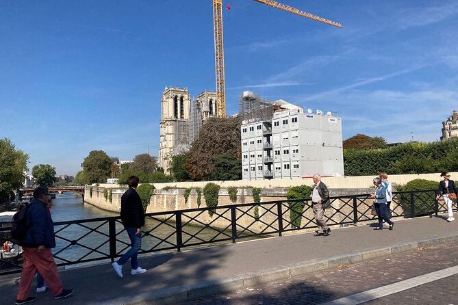 Paris Île de la Cité and Notre-Dame Walking Tour With Crypt - What you find beneath Notre-Dame