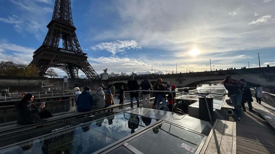 Paris: Illuminations River Cruise with Audio Commentary - Musée d’Orsay and the bridges of central Paris