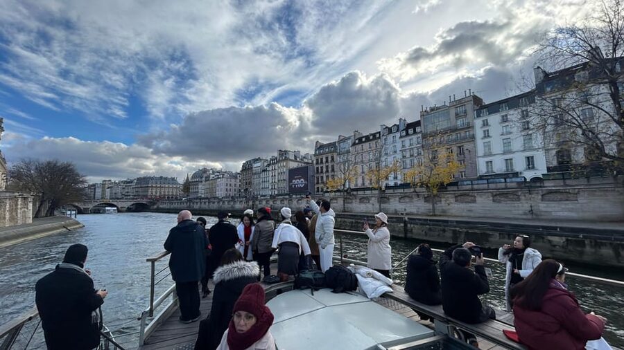 Paris: Illuminations River Cruise with Audio Commentary - Choosing between daylight, sunset, and the illuminations