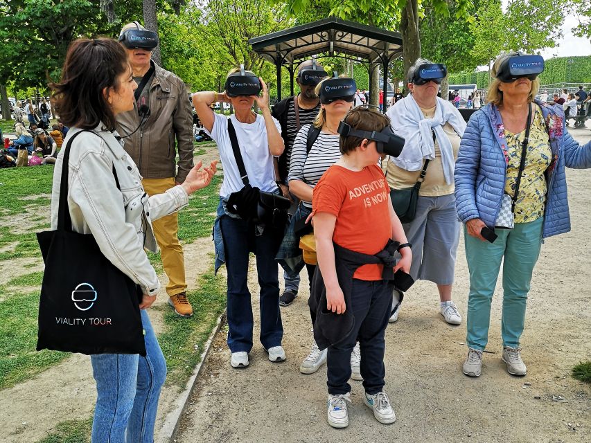 Paris : Immersive Eiffel Tower tour with virtual reality - Why the live guide matters