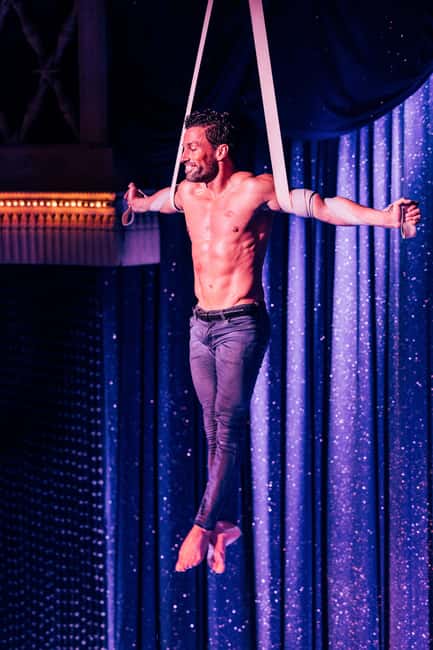 Paris: La Nouvelle Eve Cabaret Dinner Show - Dinner begins the evening